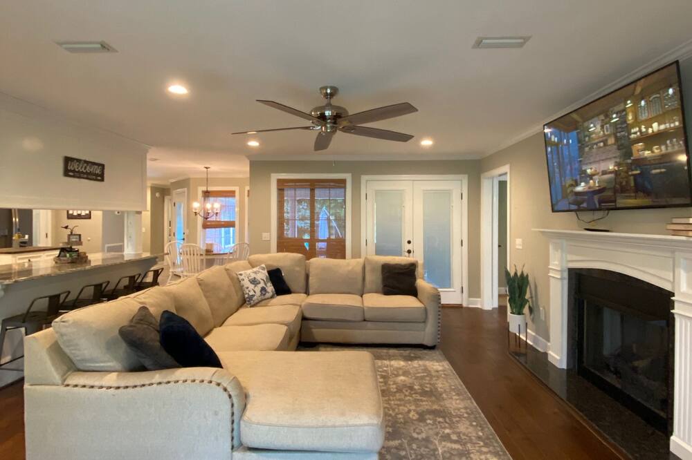 Photo of Livingroom in Enterprise