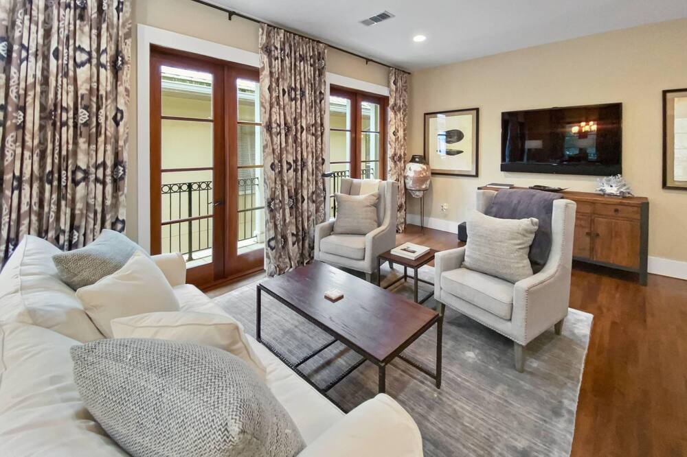 Photo of Livingroom in Baytowne Wharf