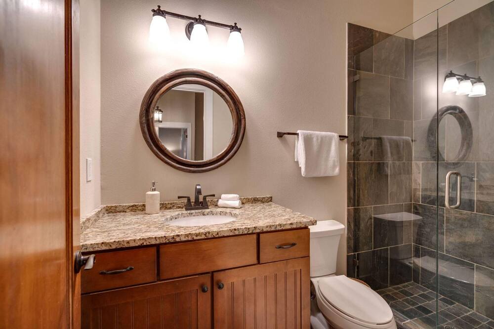 Photo of Bathroom in Baytowne Wharf