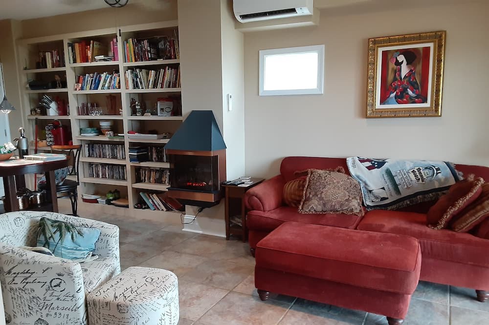 Photo of Livingroom in Oak Court