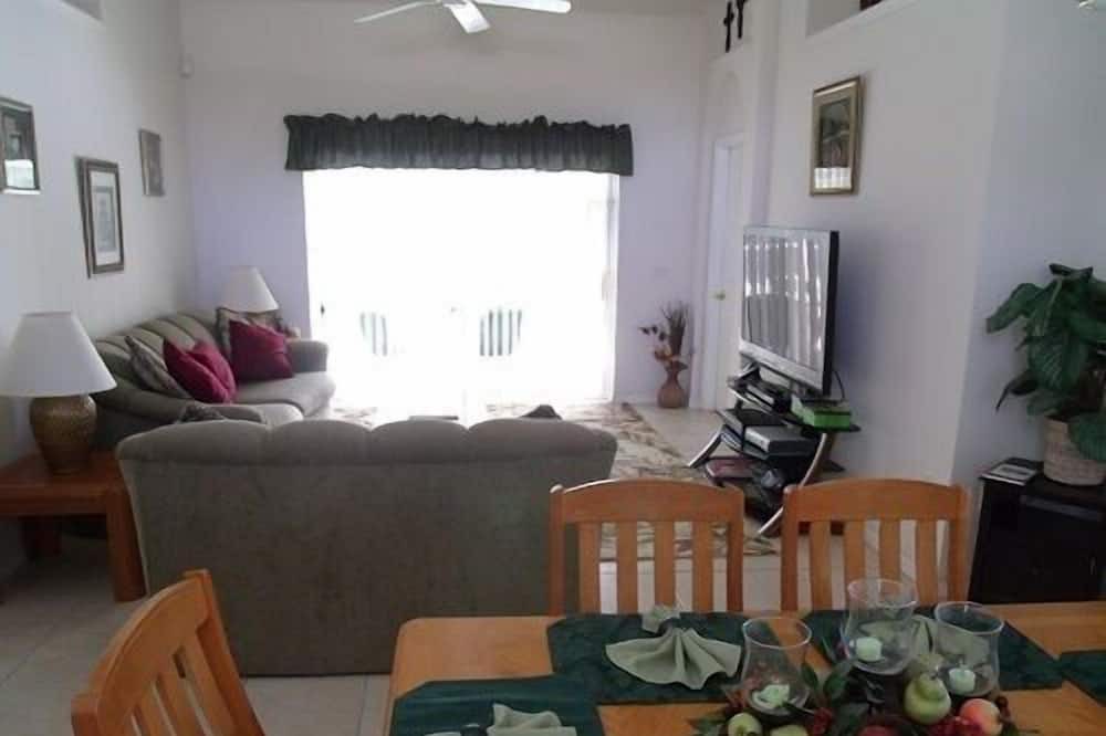 Photo of Livingroom in Bridgewater Crossing