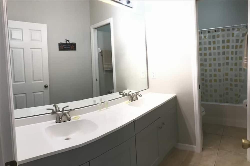 Photo of Bathroom in Sunset Ridge