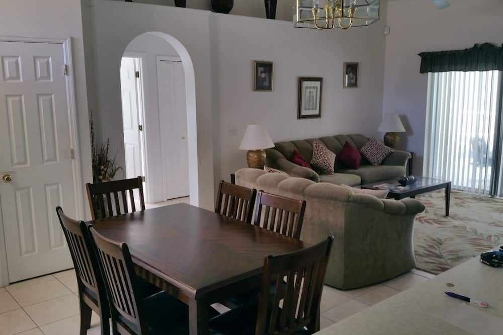 Photo of Livingroom in Bridgewater Crossing