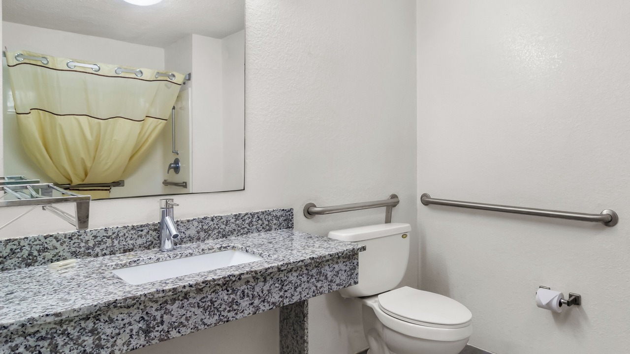Photo of Bathroom in MacClenny