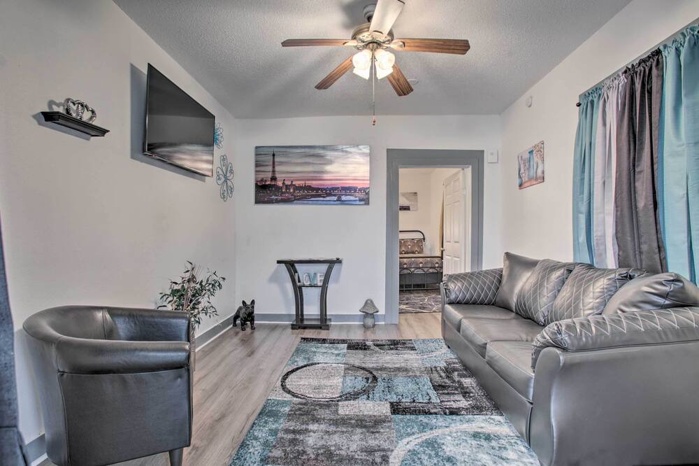 Photo of Livingroom in Freret