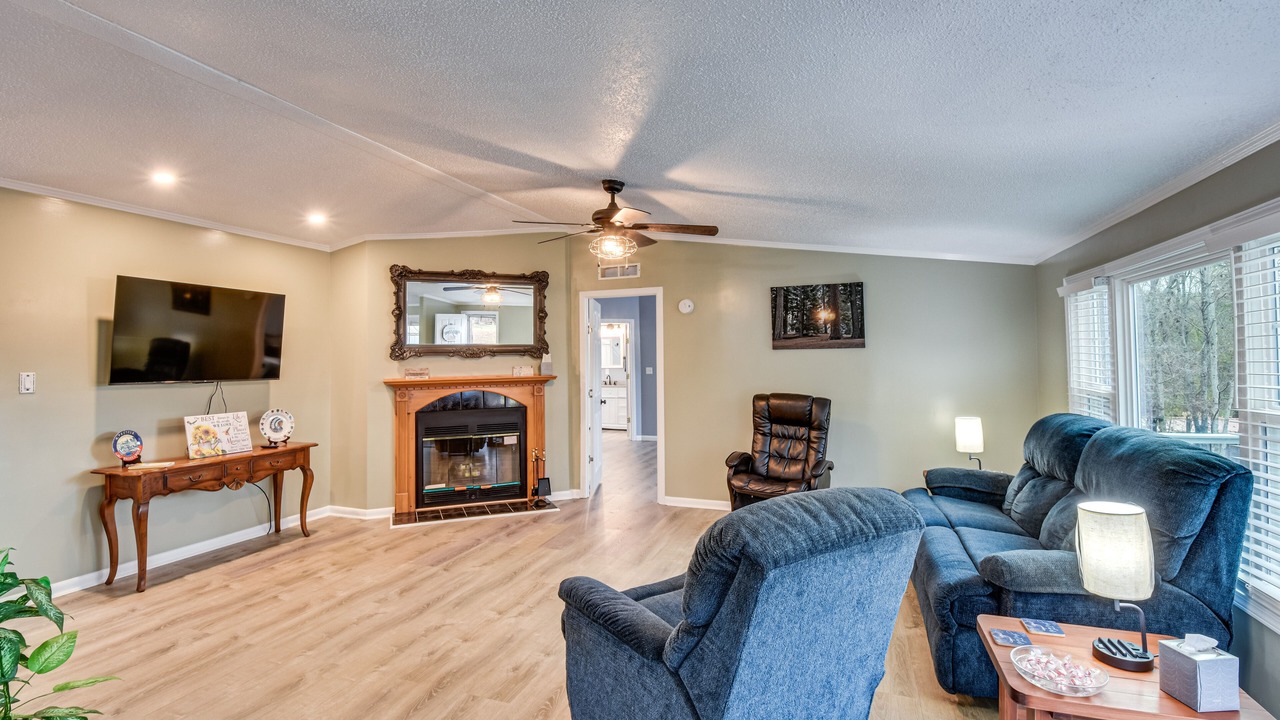 Photo of Livingroom in Six Mile