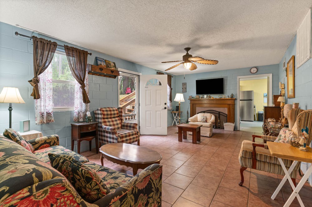 Photo of Livingroom in Dock Junction