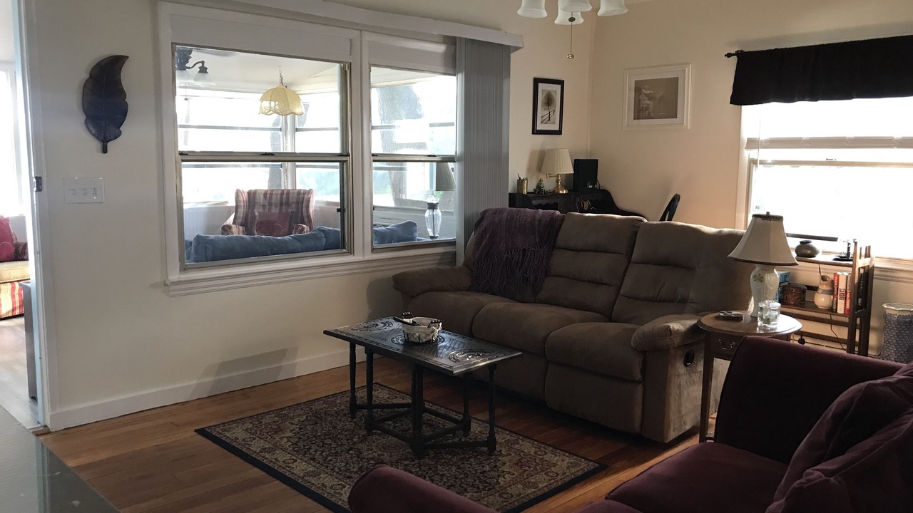 Photo of Livingroom in Putnam Hall