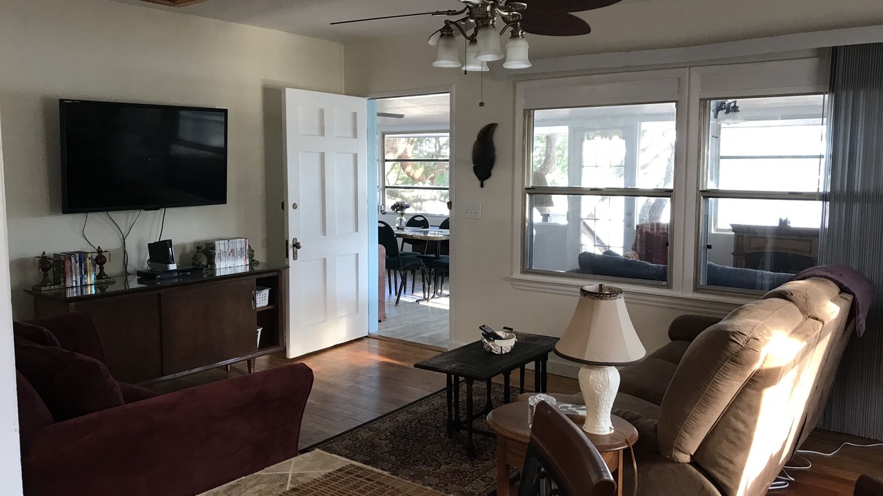 Photo of Livingroom in Putnam Hall