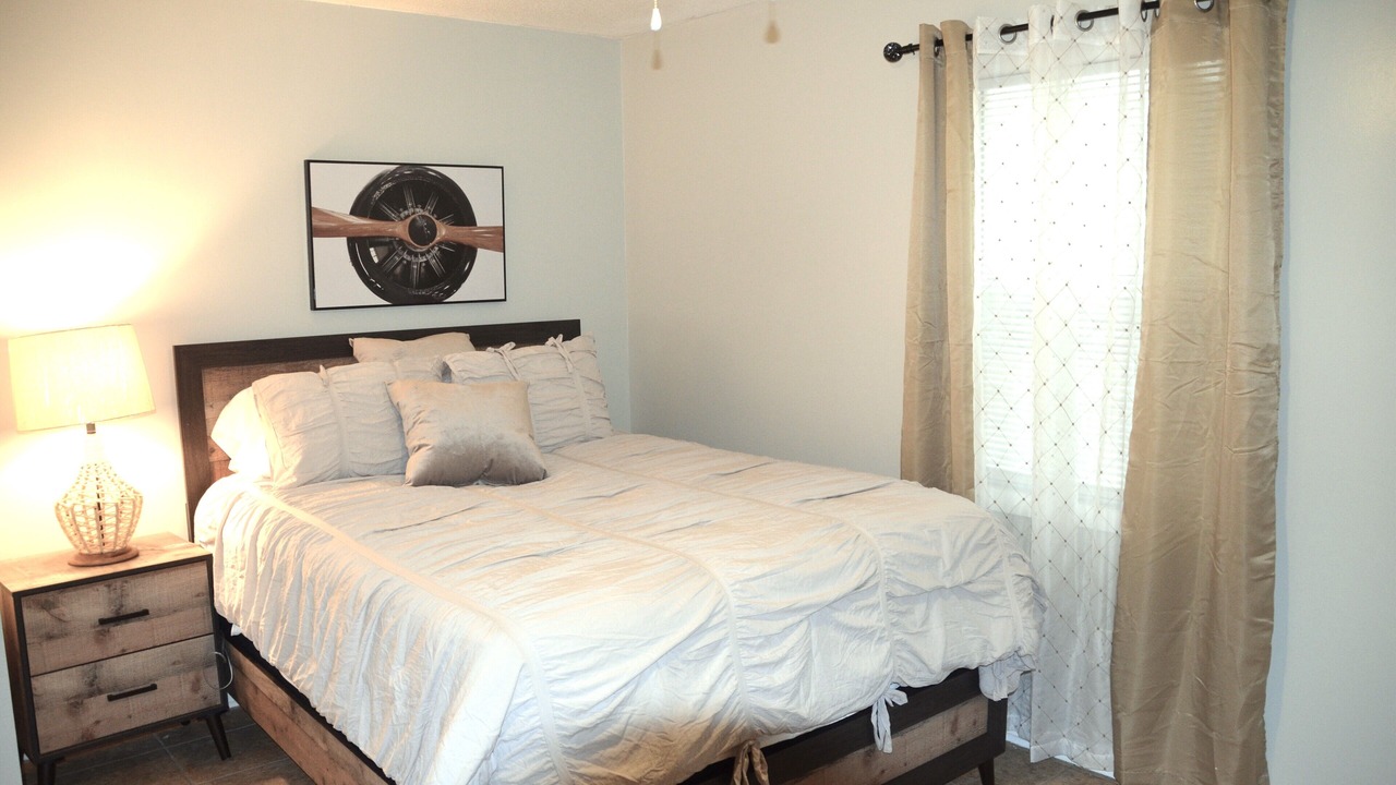 Photo of Bedroom in Enterprise