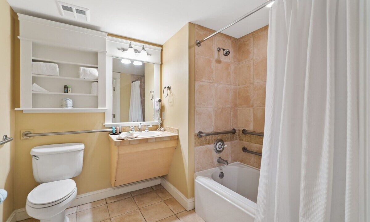 Photo of Bathroom in Baytowne Wharf