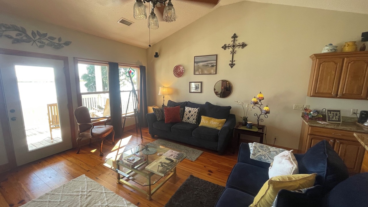 Photo of Livingroom in Midway