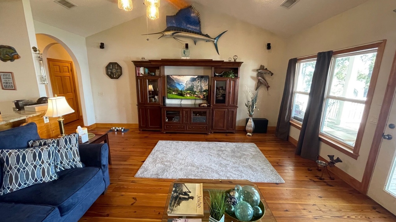 Photo of Livingroom in Midway