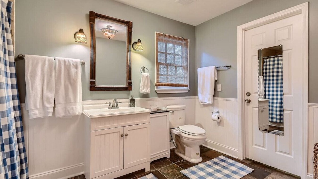 Photo of Bathroom in Cabbagetown