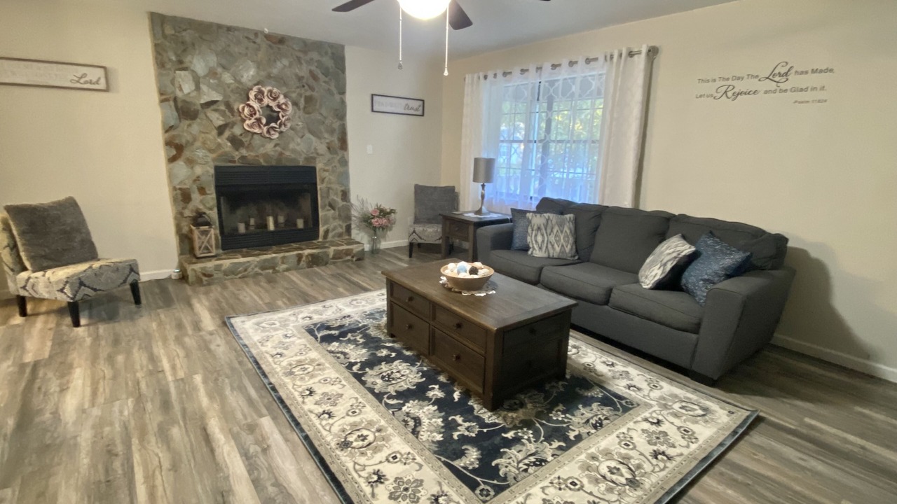 Photo of Livingroom in Daphne