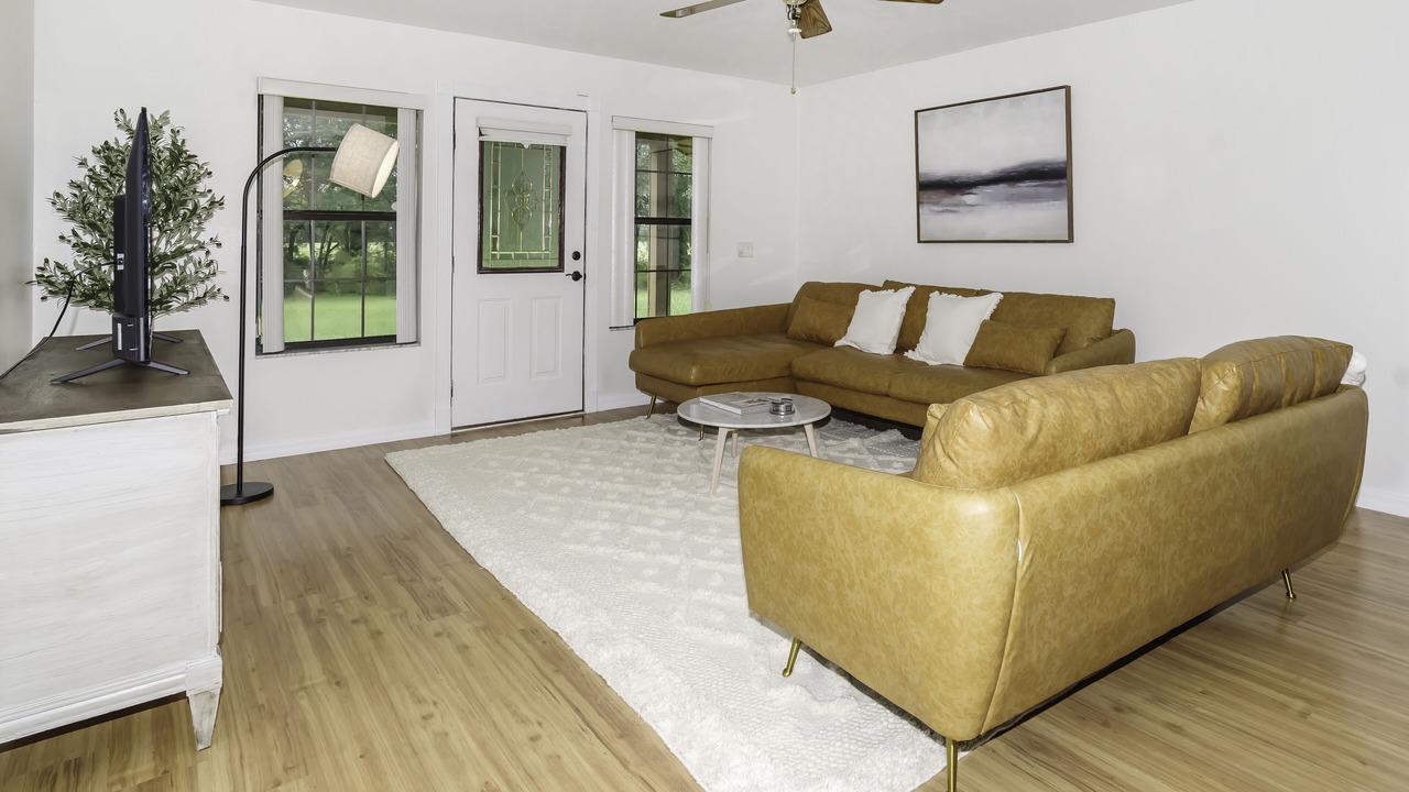 Photo of Livingroom in Dowling Park