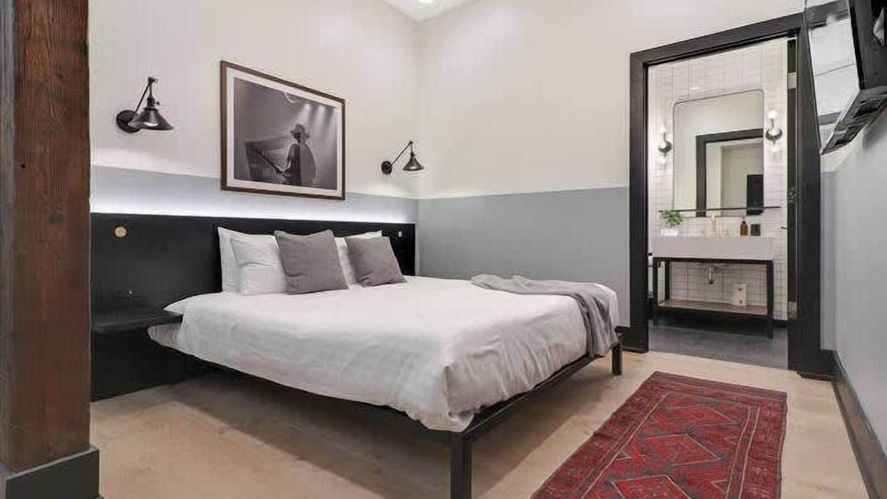 Photo of Bedroom in Arts/Warehouse District
