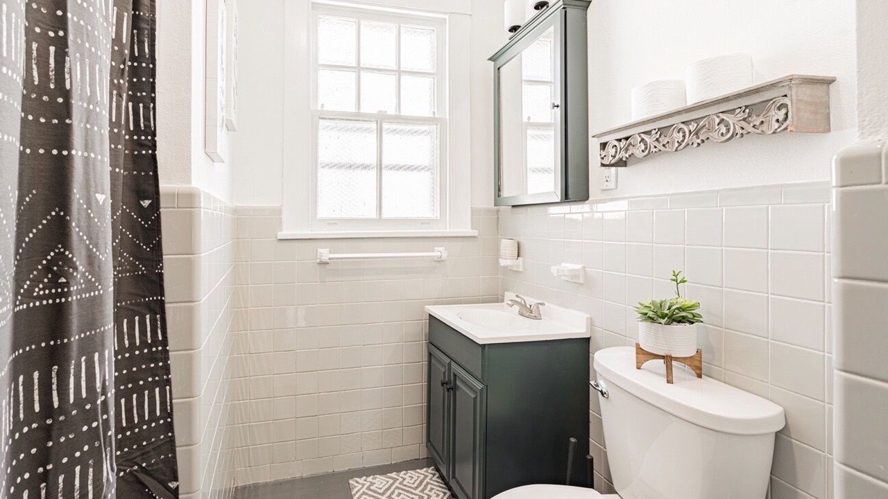 Photo of Bathroom in Central Carrollton Association
