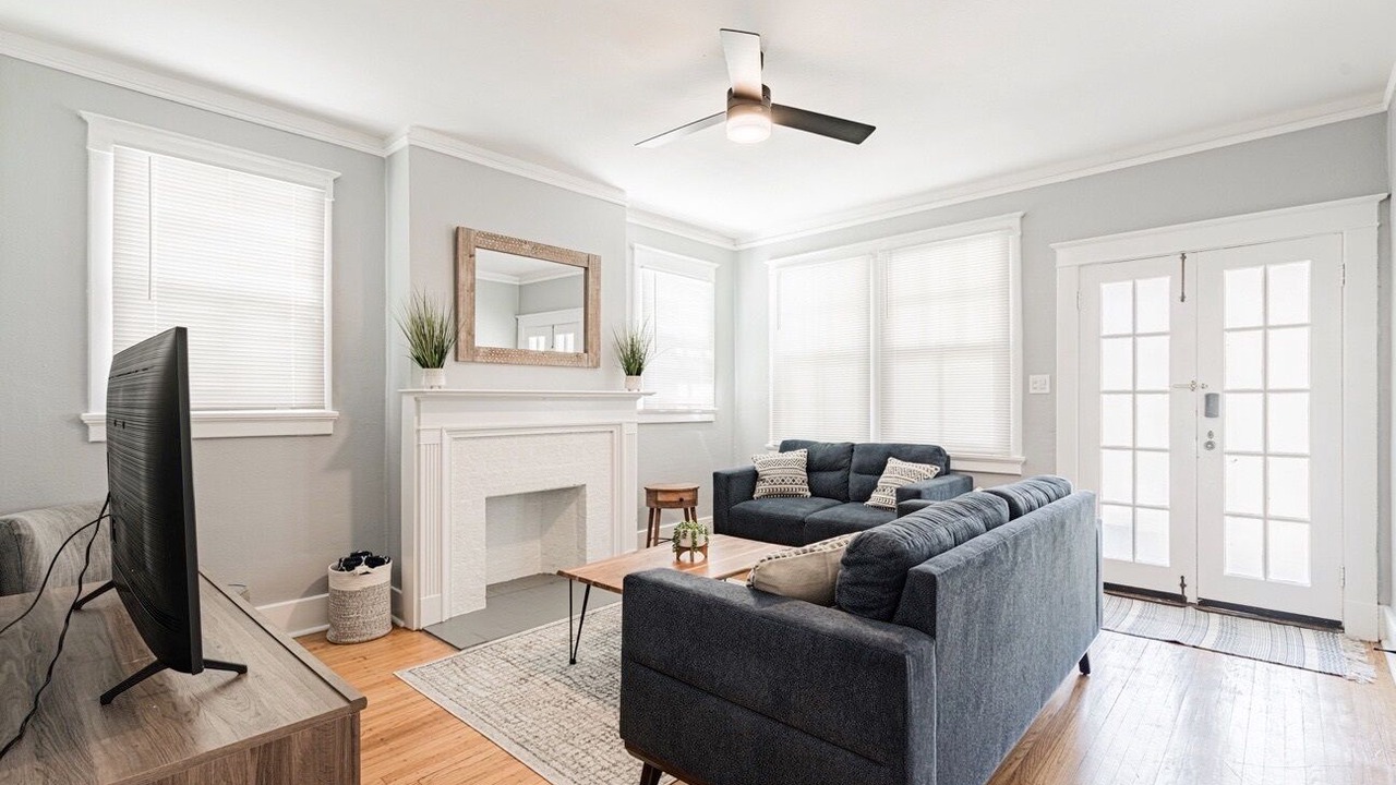Photo of Livingroom in Central Carrollton Association