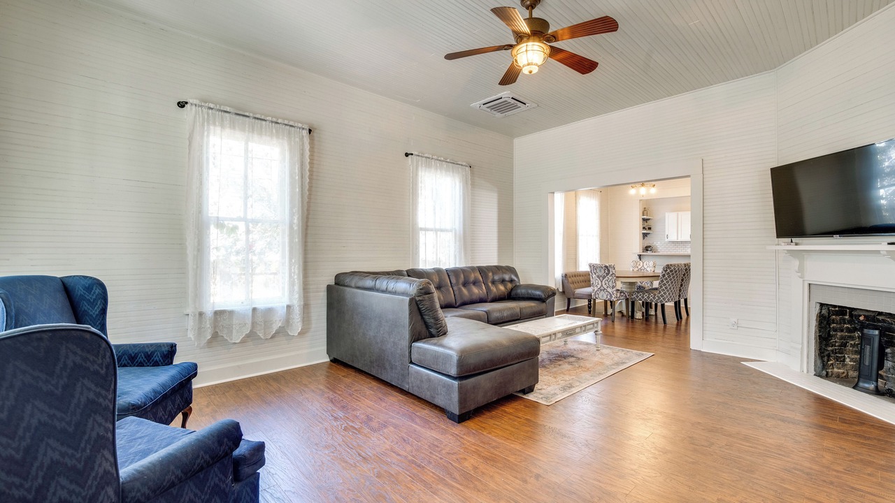 Photo of Livingroom in Historic District