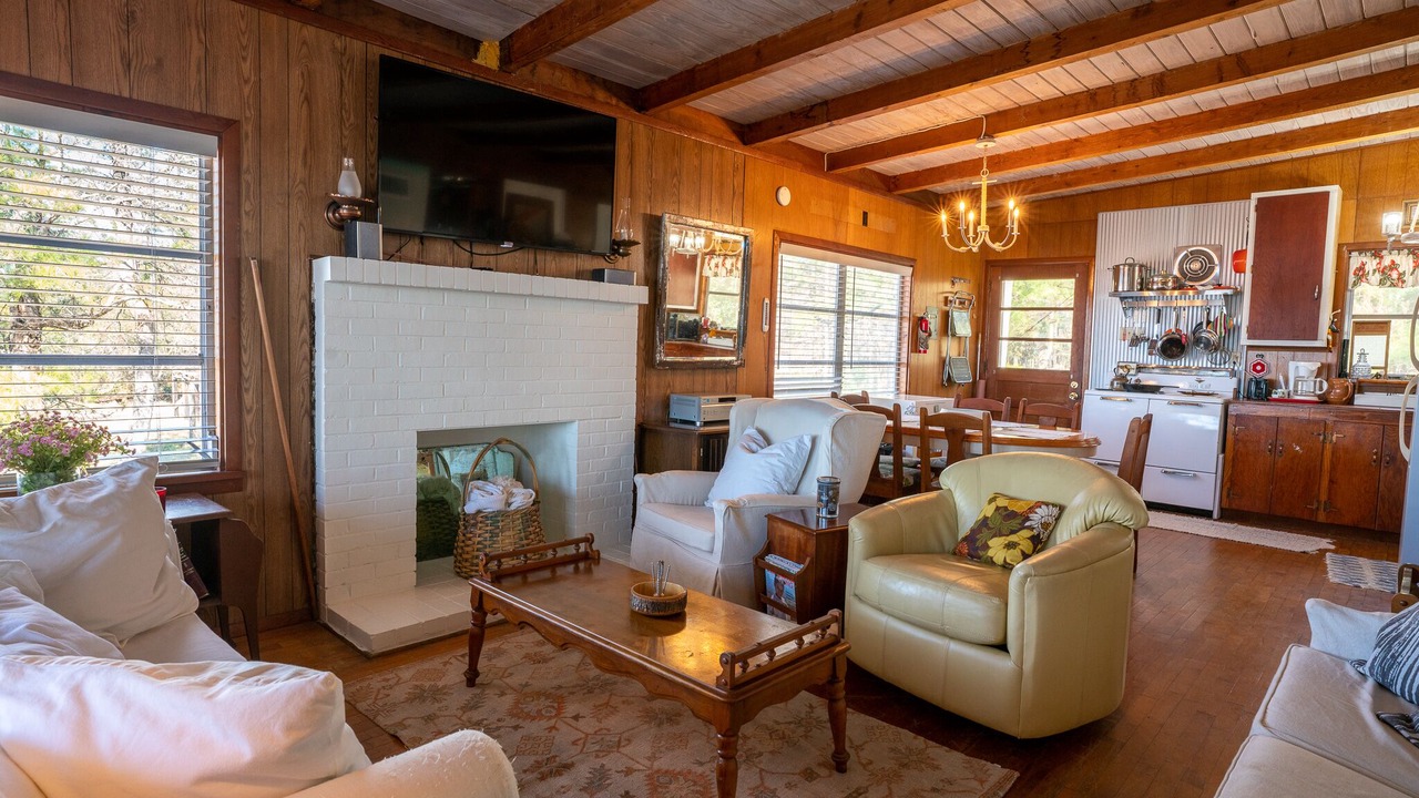 Photo of Livingroom in Foley
