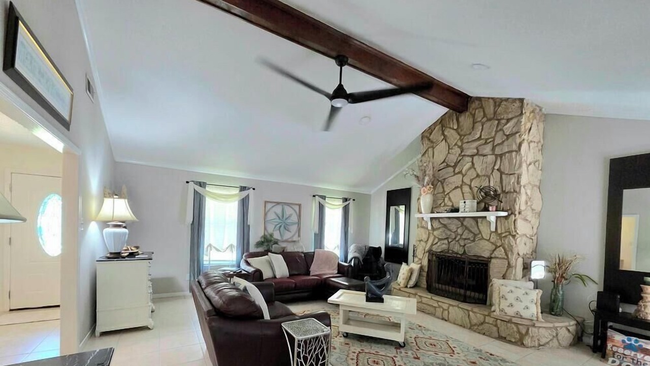 Photo of Livingroom in Daphne