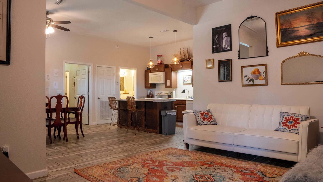 Photo of Livingroom in Enterprise