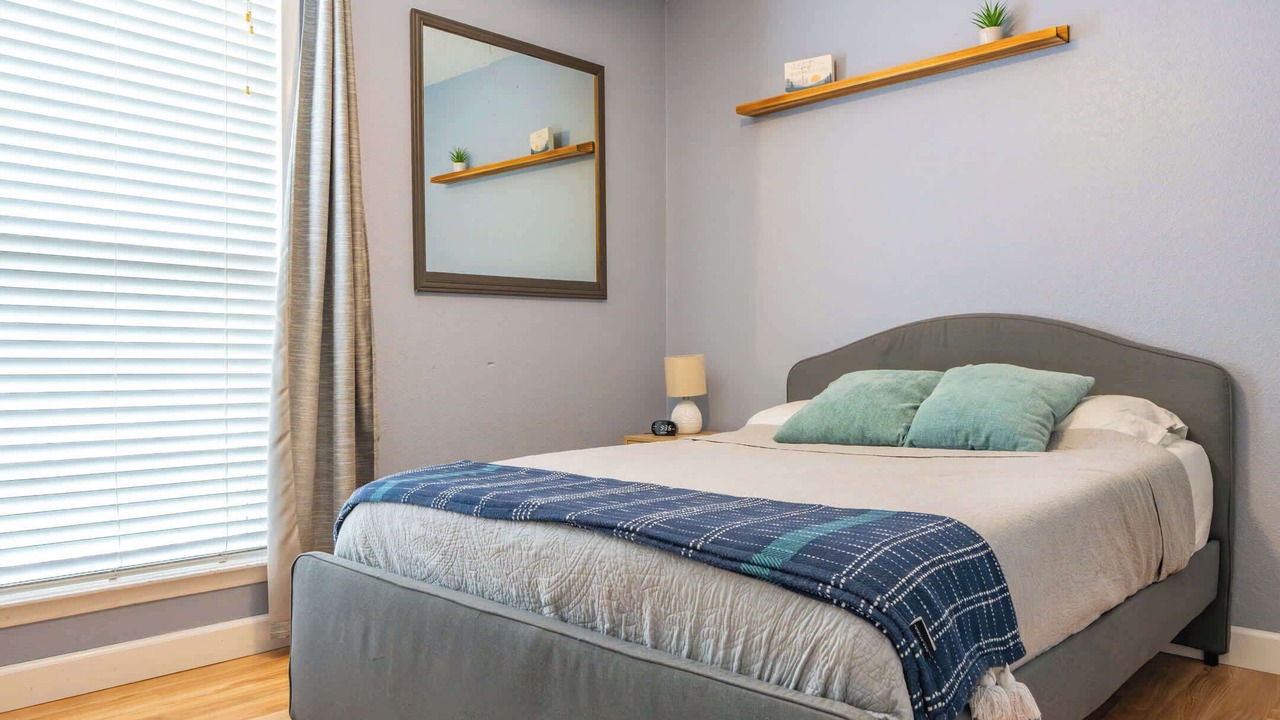 Photo of Bedroom in Enterprise