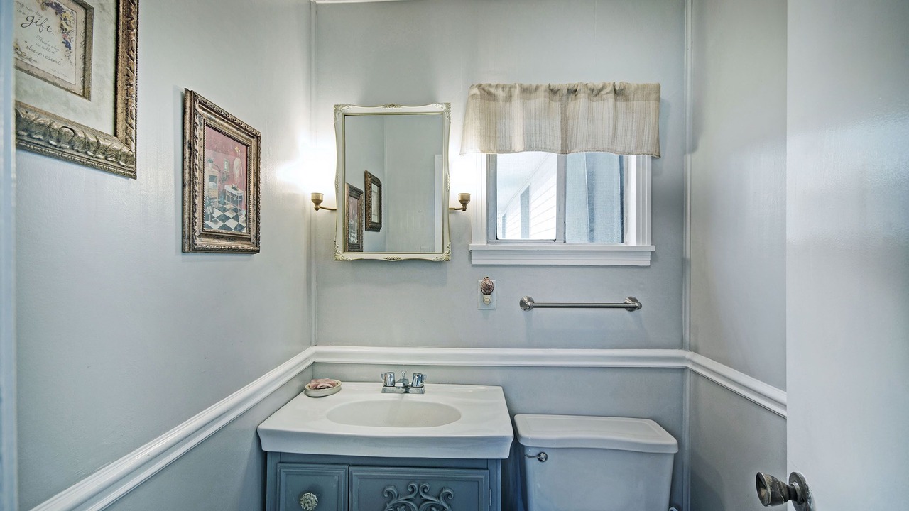 Photo of Bathroom in Flora