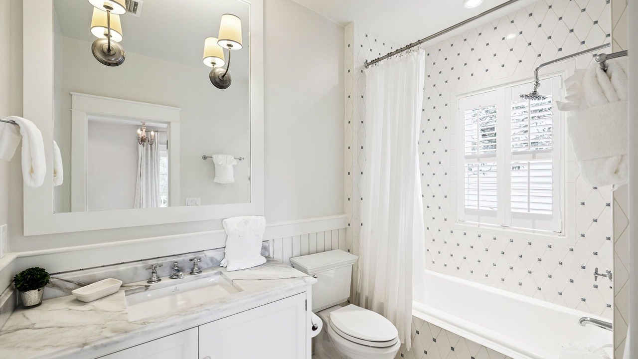 Photo of Bathroom in Beach District
