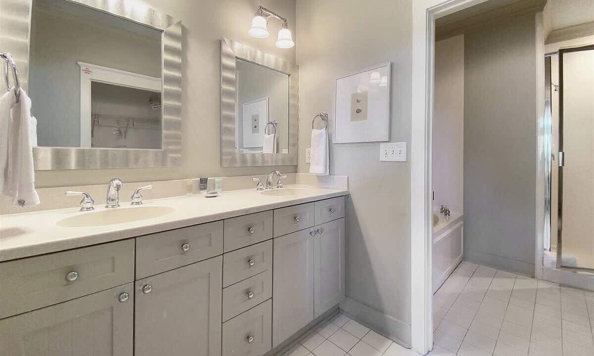 Photo of Bathroom in Beach District