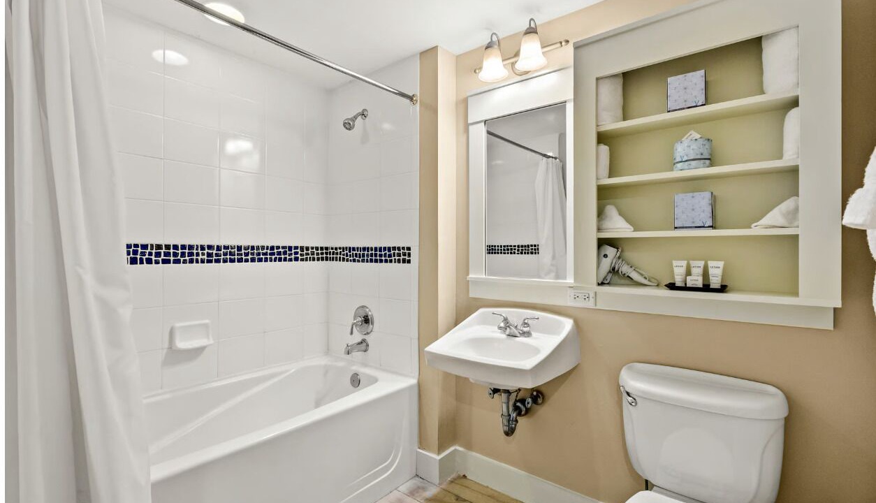 Photo of Bathroom in Baytowne Wharf