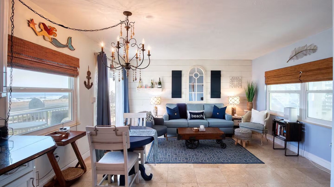 Photo of Livingroom in Surfside Estates
