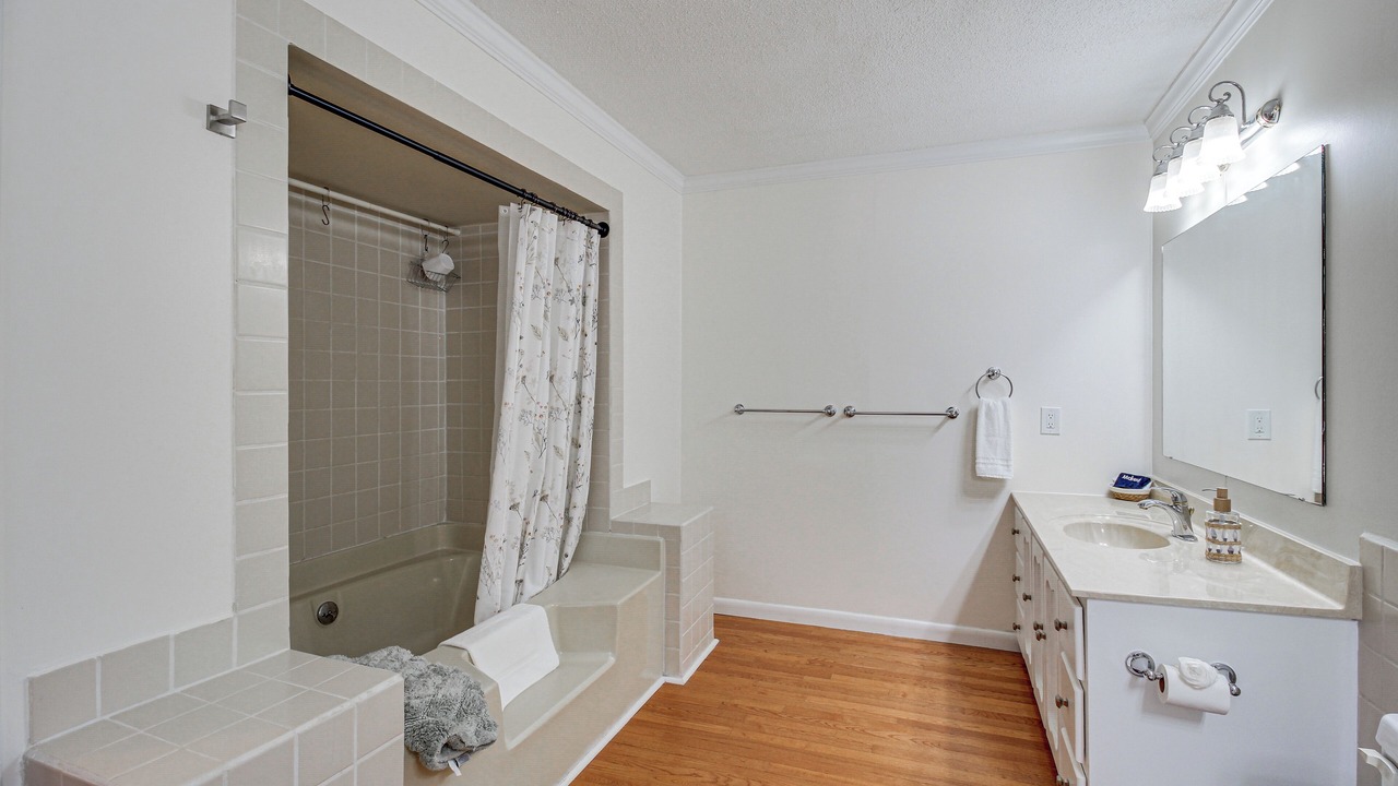 Photo of Bathroom in Groveoak