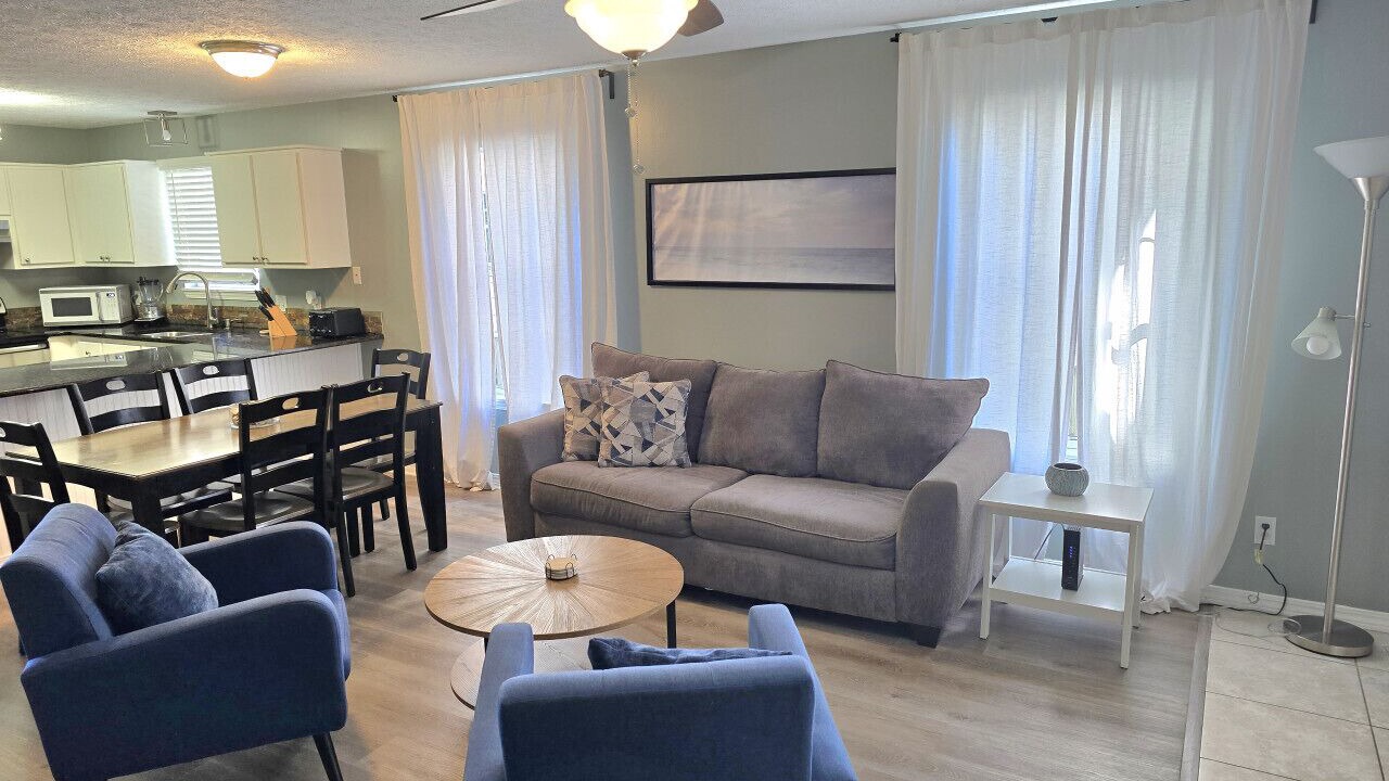 Photo of Livingroom in Biltmore Beach