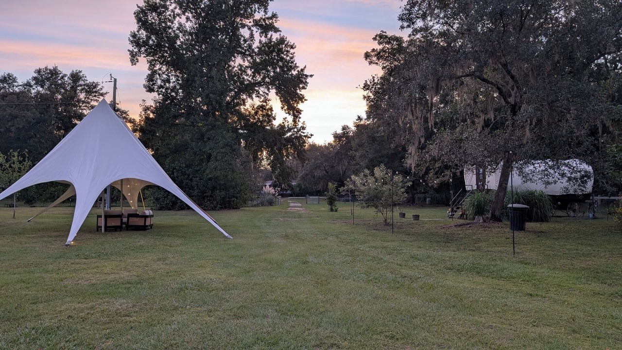 Photo of Outdoor in Putnam Hall