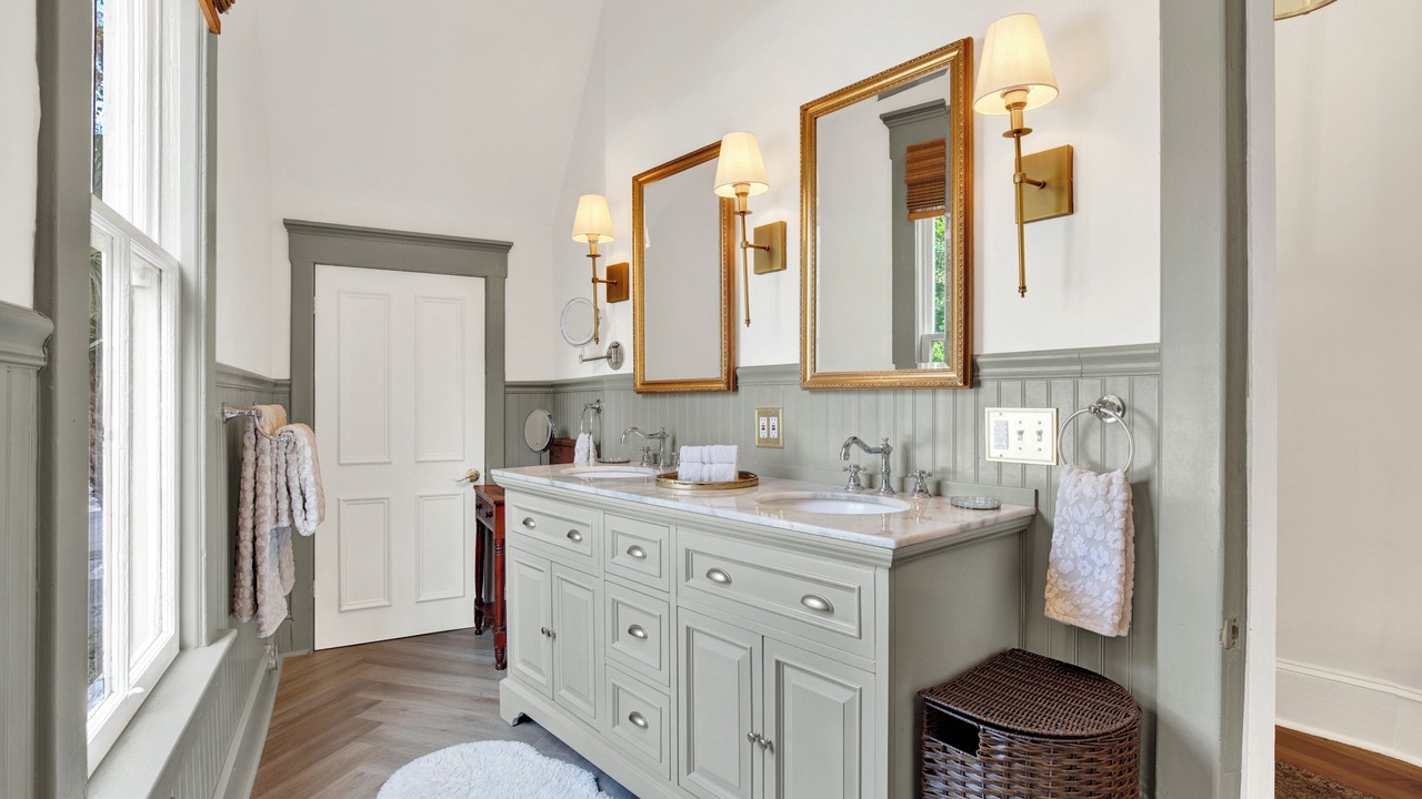 Photo of Bathroom in Metropolitan