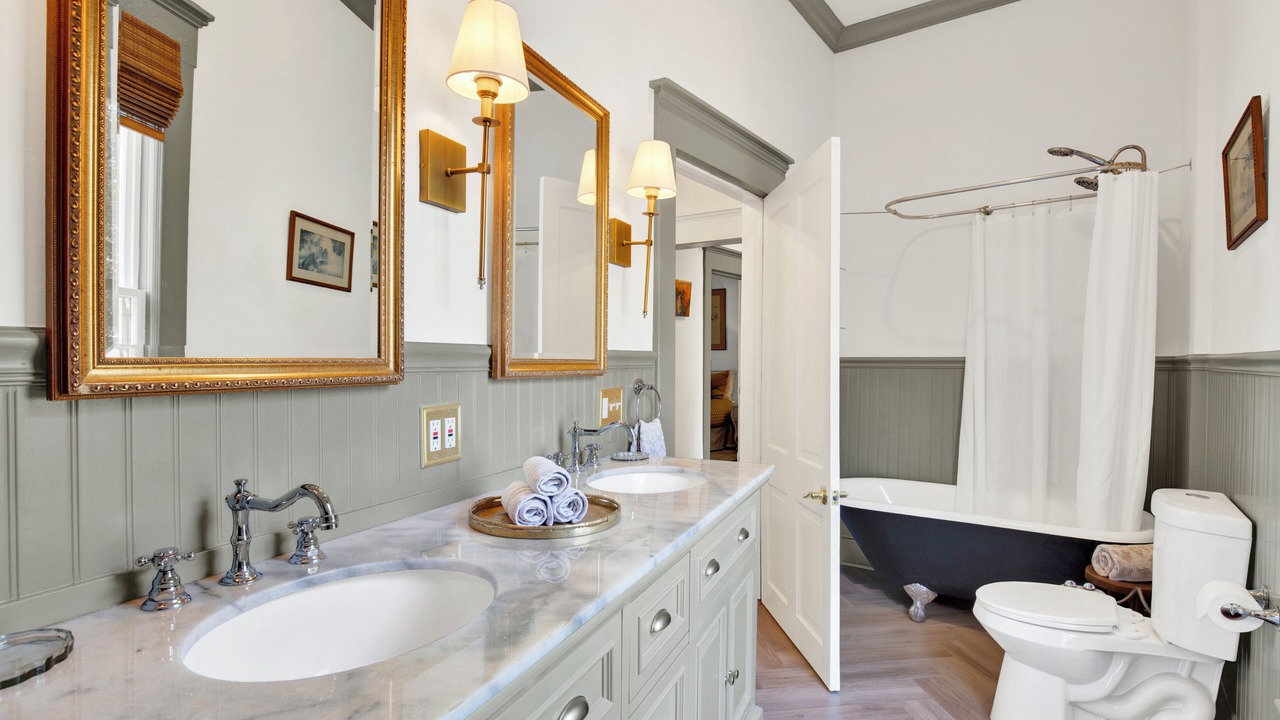 Photo of Bathroom in Metropolitan