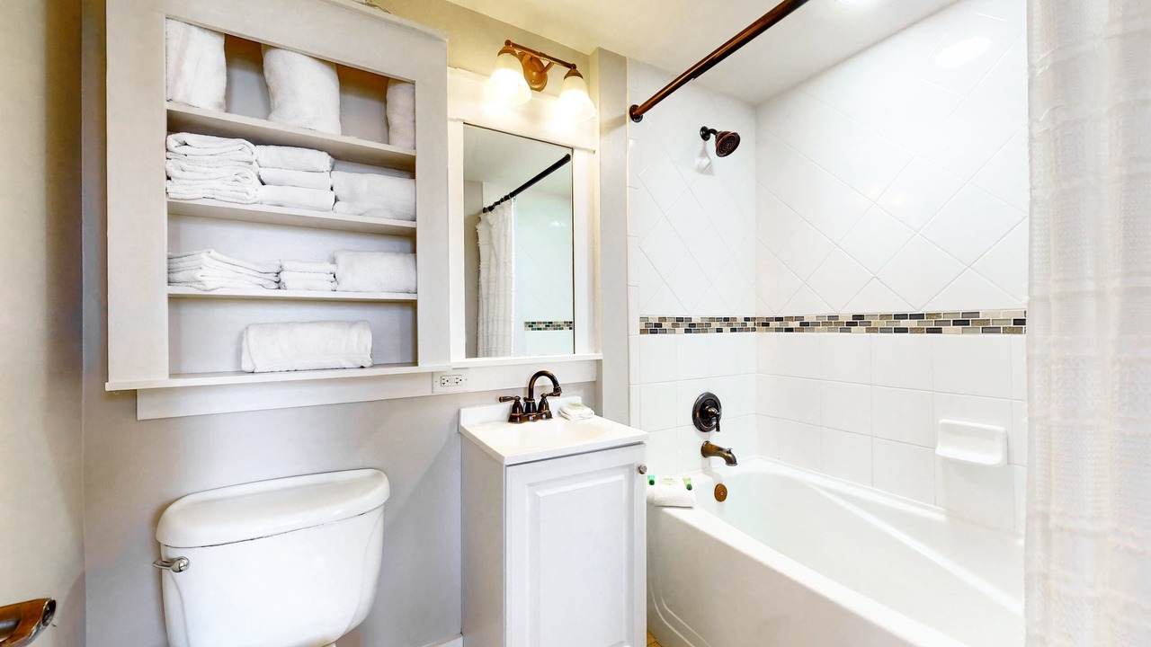 Photo of Bathroom in Baytowne Wharf