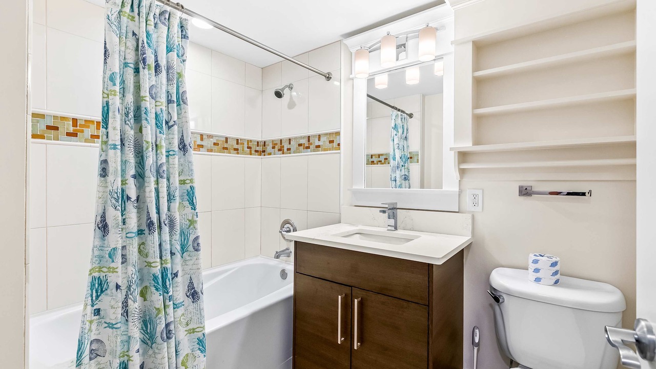 Photo of Bathroom in Baytowne Wharf