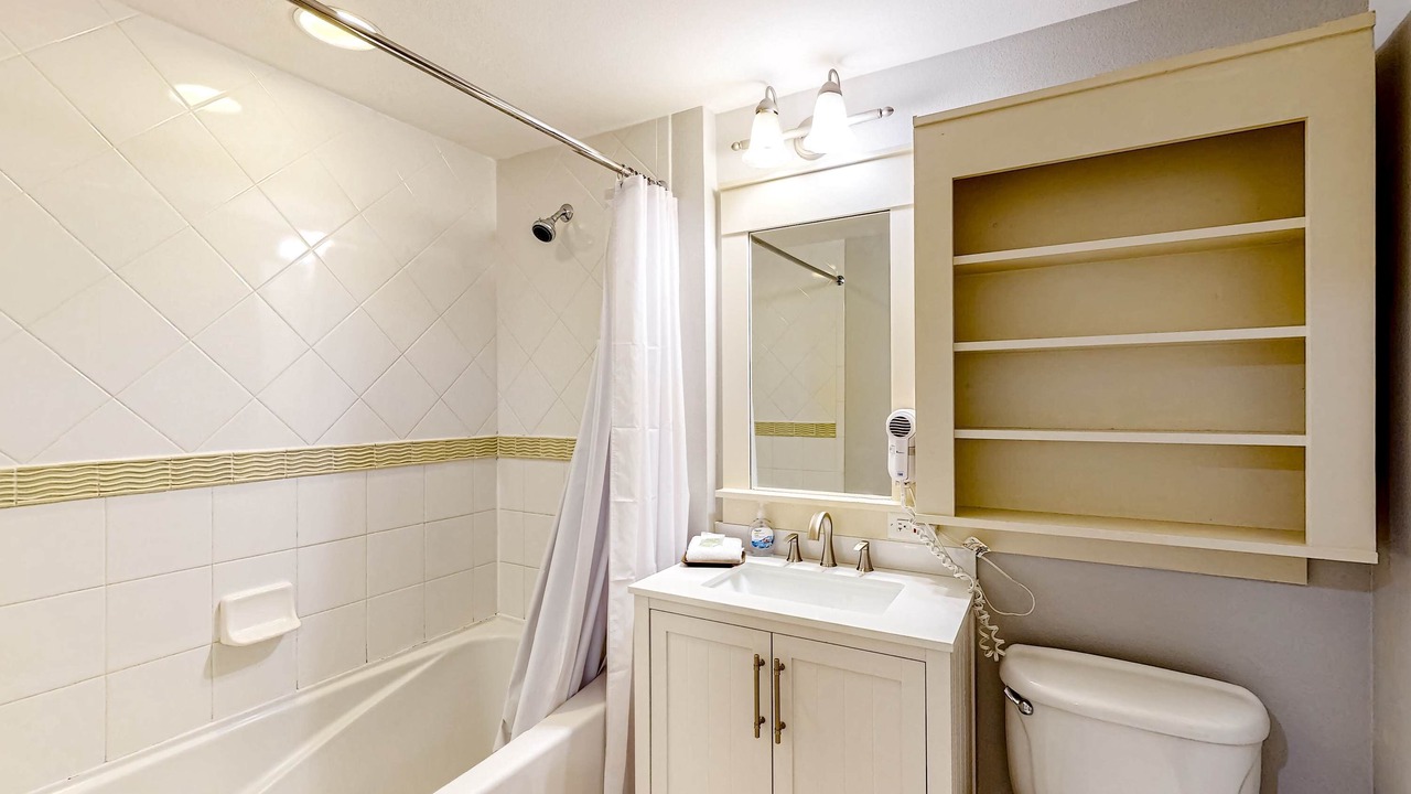 Photo of Bathroom in Baytowne Wharf