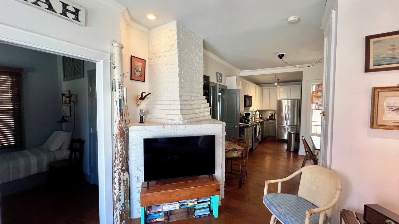 Photo of Livingroom in Historic District - North
