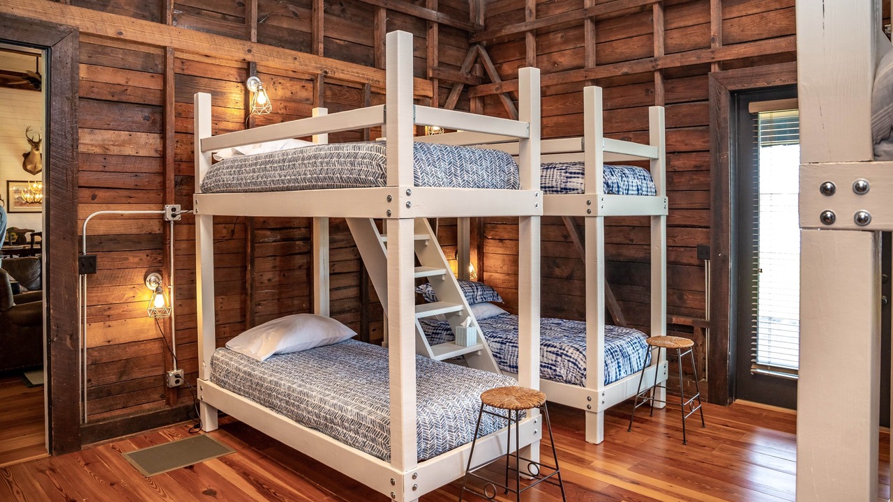 Photo of Bedroom in Brooks County