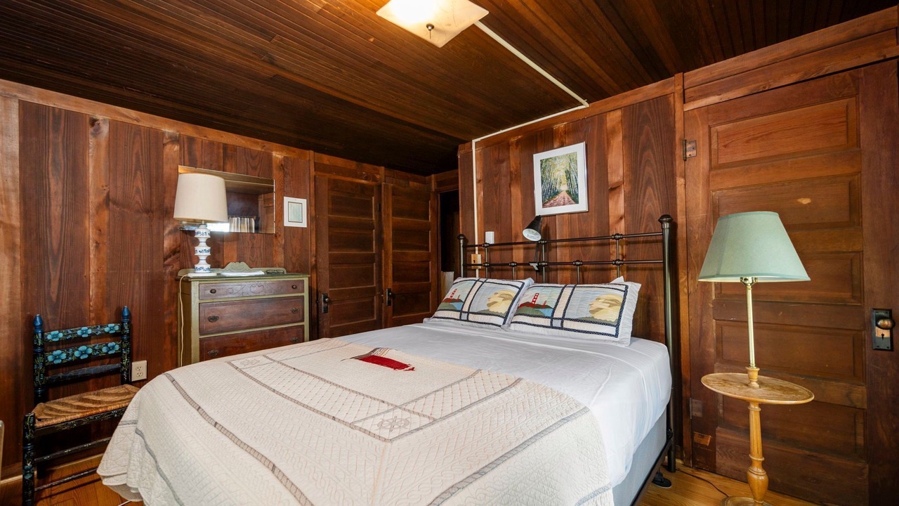 Photo of Bedroom in Lake Township