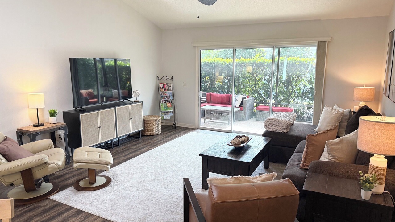 Photo of Livingroom in Village of Collier