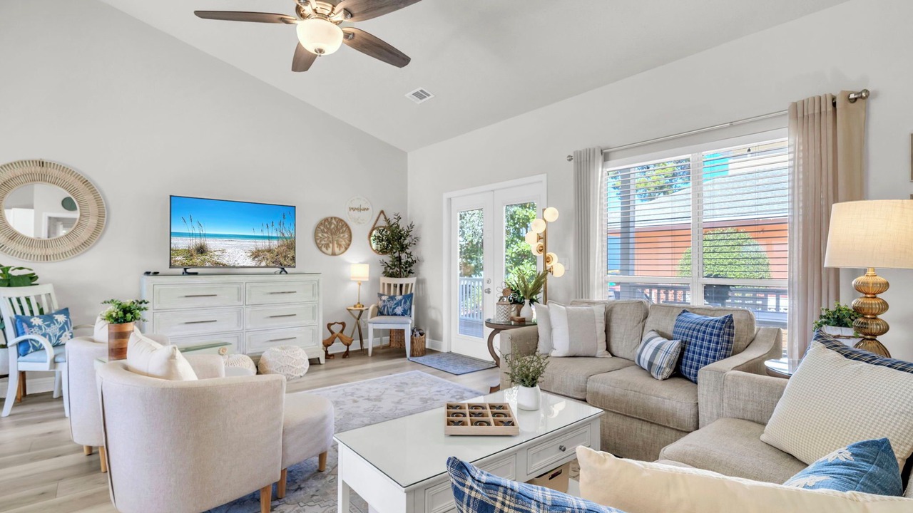 Photo of Livingroom in Clipper Cove