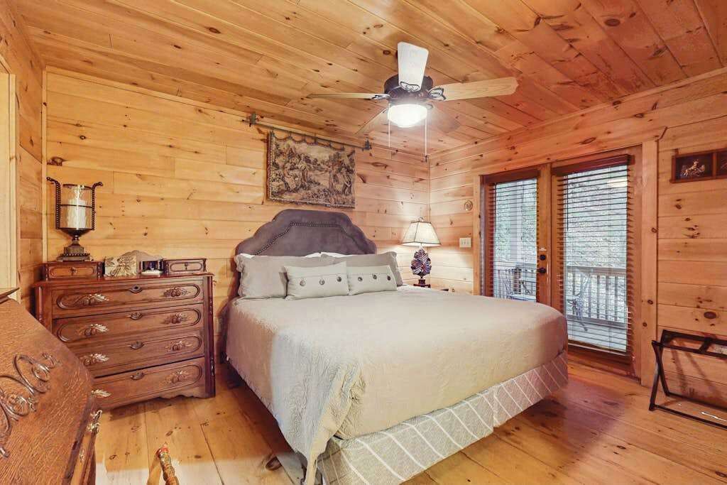 Photo of Bedroom in Walnut Mountain