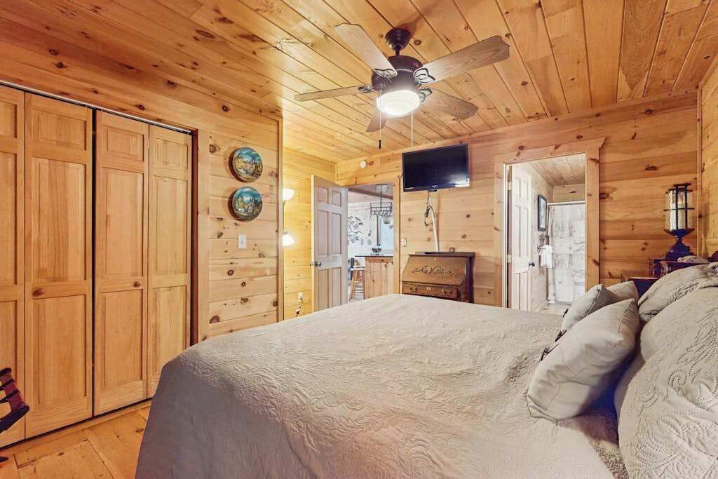 Photo of Bedroom in Walnut Mountain