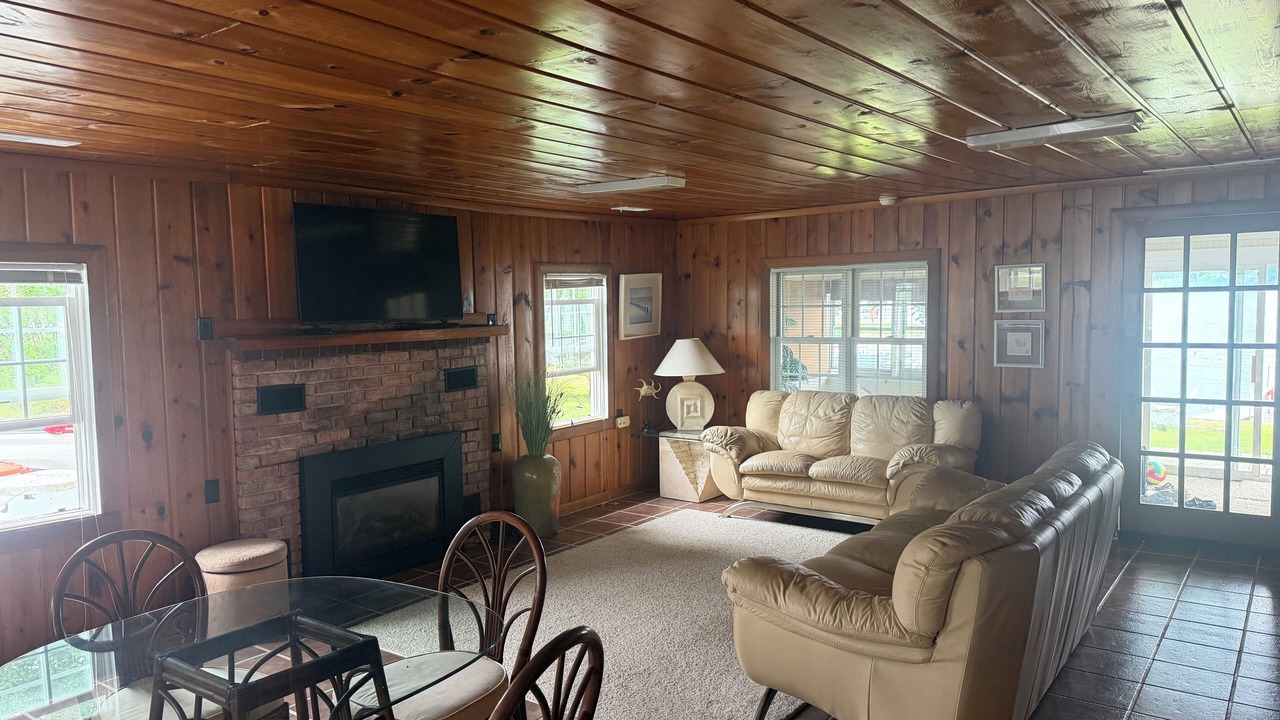 Photo of Livingroom in White Cloud