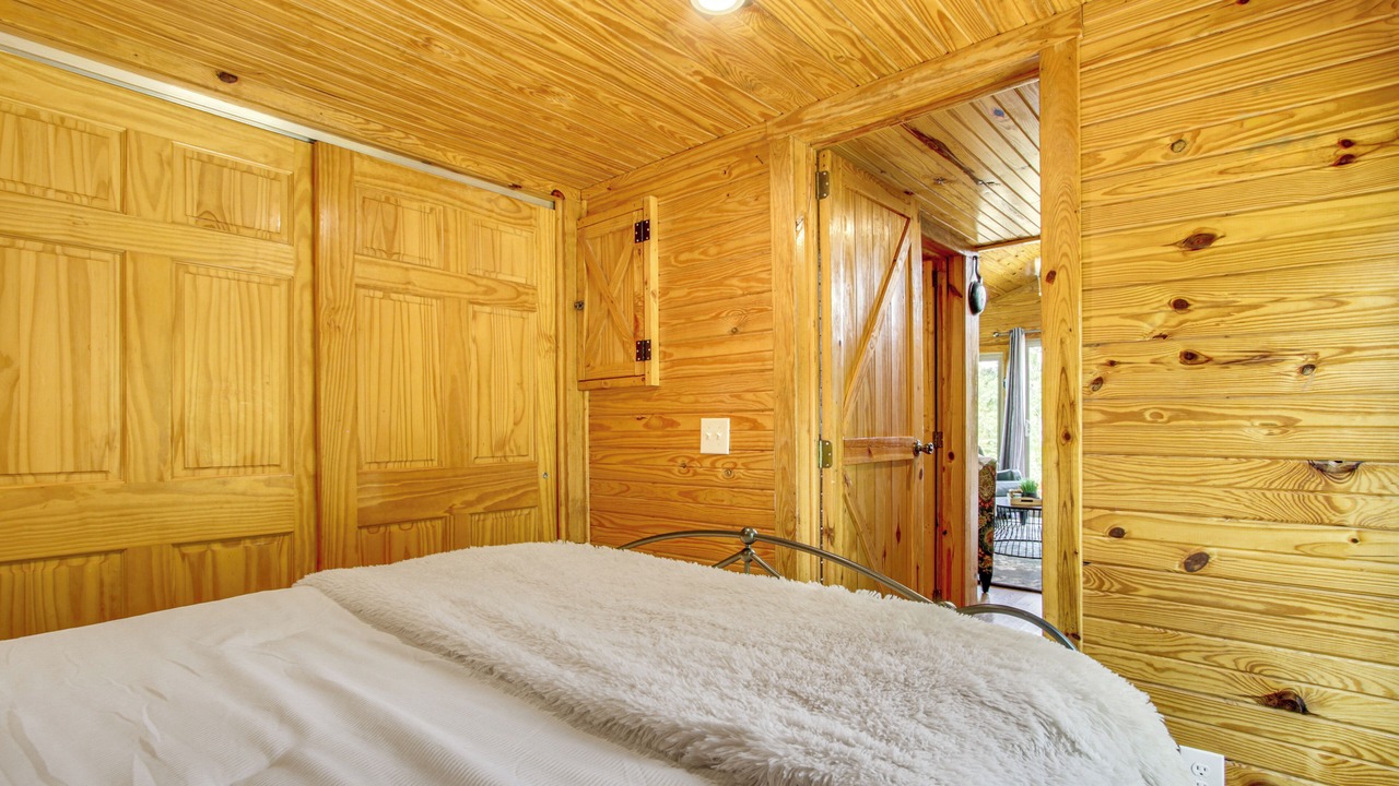 Photo of Bedroom in Rogersville